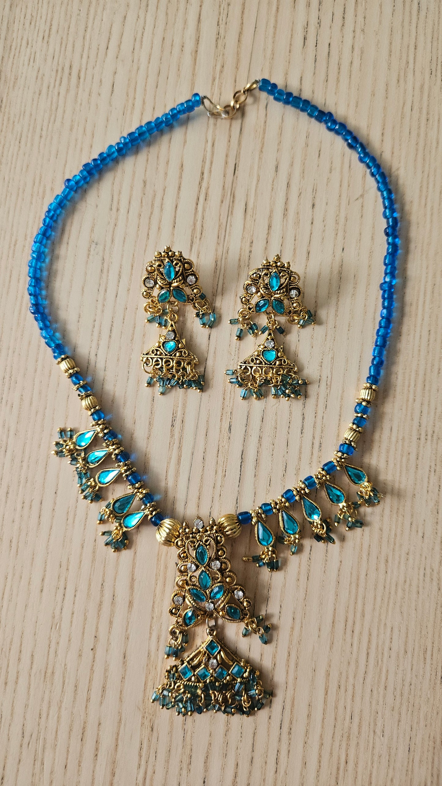 Sieradenset blauw: ketting en oorbellen