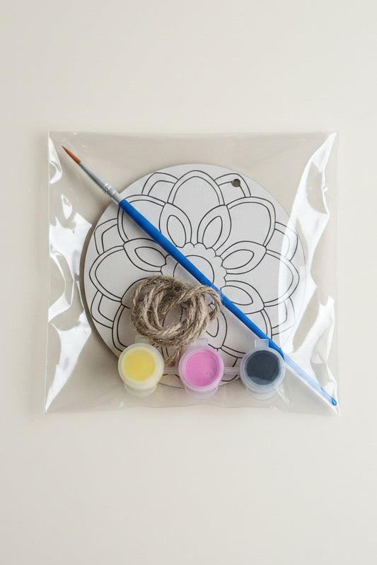 Houten mandala met kwast en verfpotjes