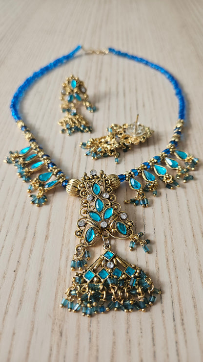 Sieradenset blauw: ketting en oorbellen