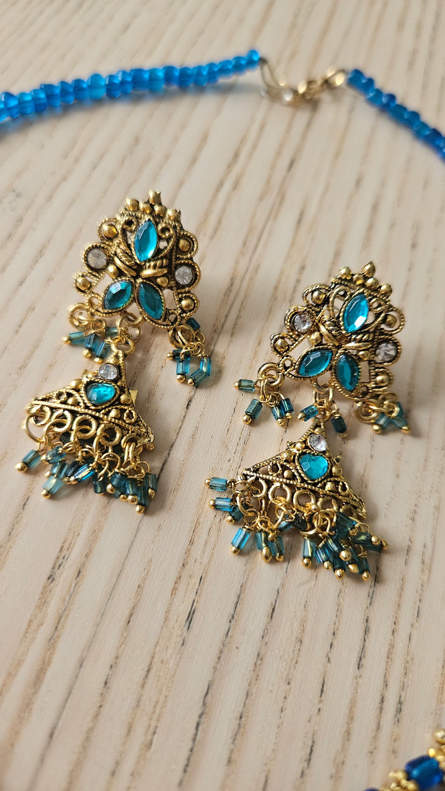 Sieradenset blauw: ketting en oorbellen