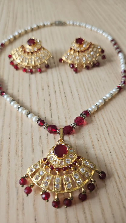 Sieradenset: bordeaux ketting en oorbellen