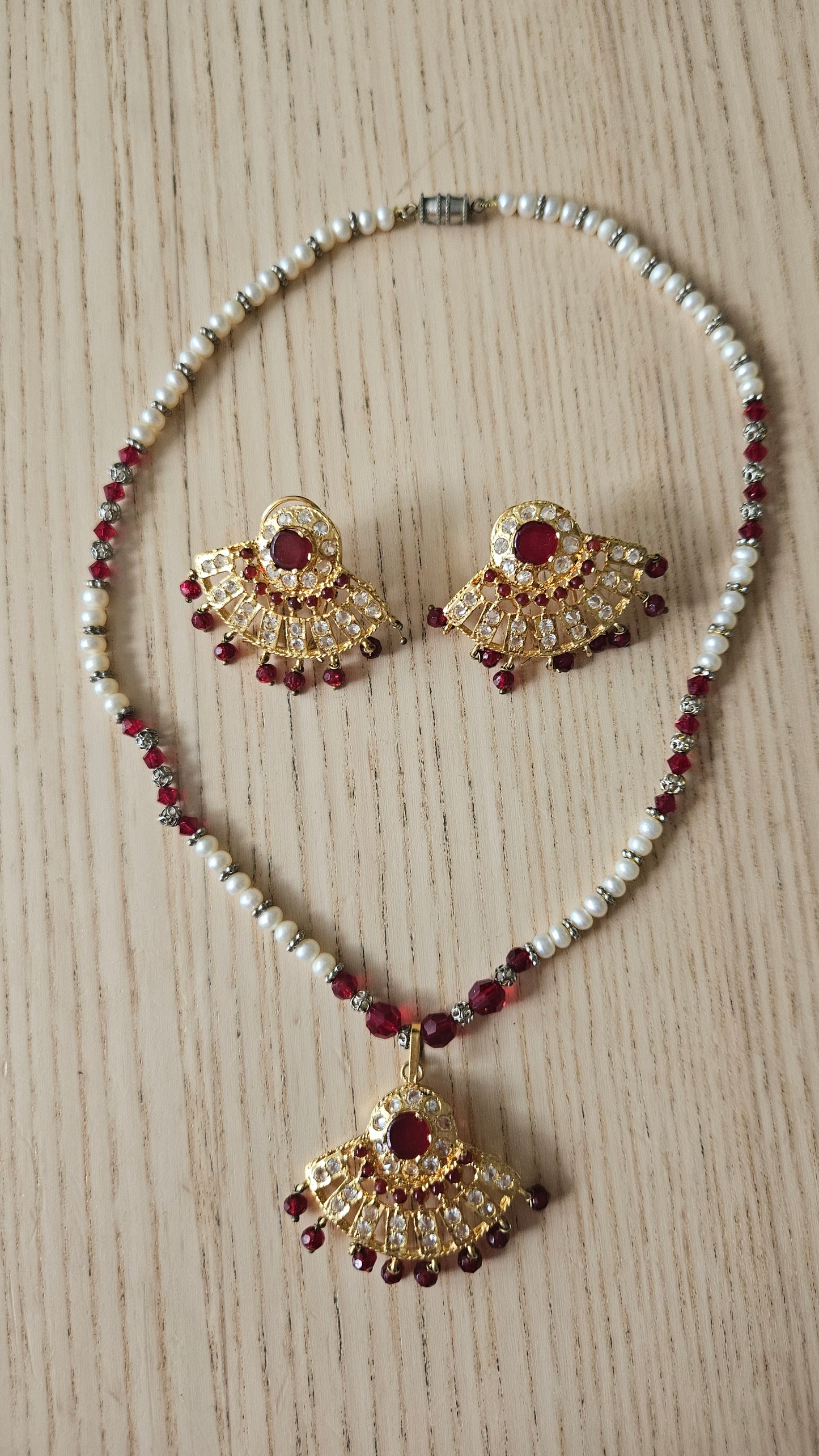 Sieradenset: bordeaux ketting en oorbellen
